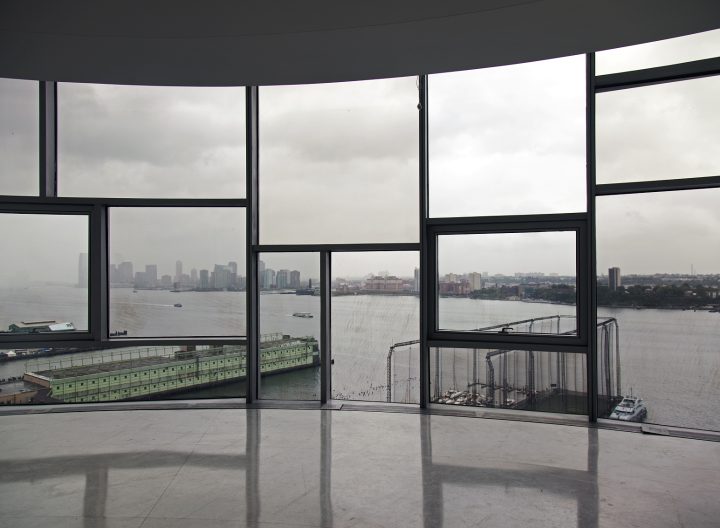 一间拥有新泽西天际线和纽约市中心景观的房间